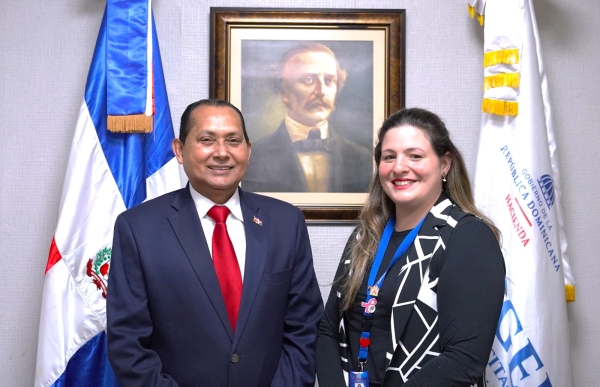 Director general del CAPGEFI recibe visita de Encargada de Encargada de Reclutamiento, Selección y Comunicación Interna del Senado de la República Dominicana